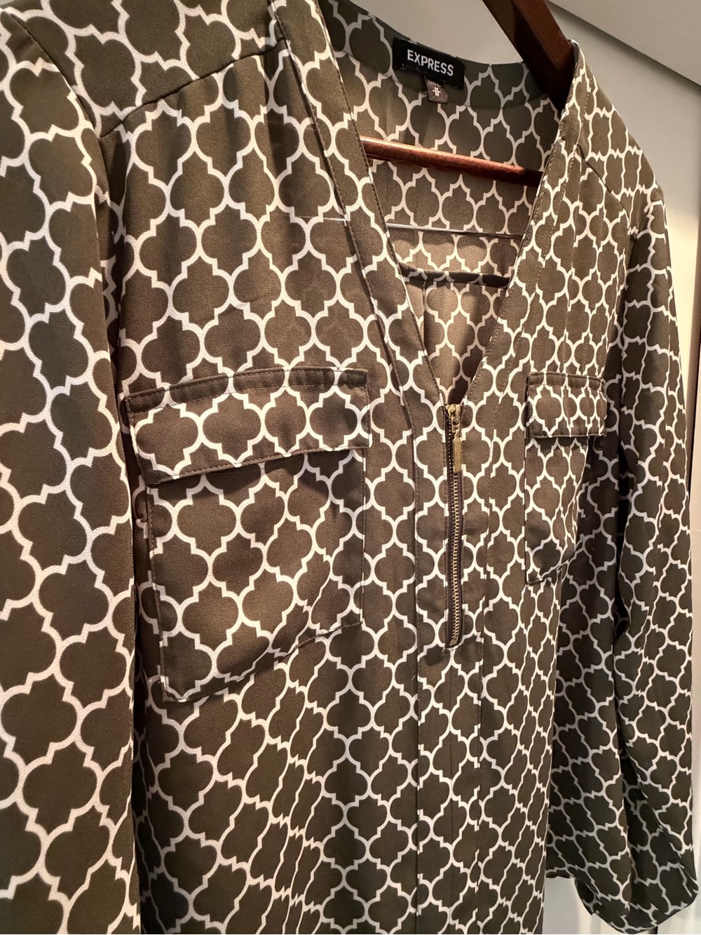 Express Olive and White Geometric Print Zip-Front Blouse, W Size Medium